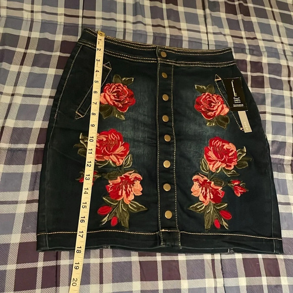 INC Embroidered Denim Mini Skirt Size 2P NWT - Picture 7 of 7